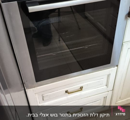 תנור אפייה עם תצוגה דיגיטלית וכפתורי שליטה